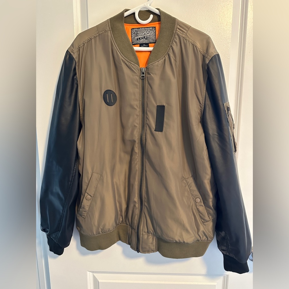 Like new Bomber Jacket for Men. Size XL. Color Brown-Black